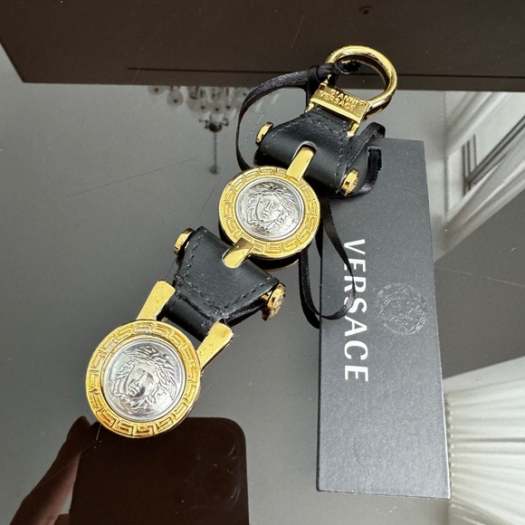 LOT 1435 24K gold plated Versace key ring - Picture 3 of 15